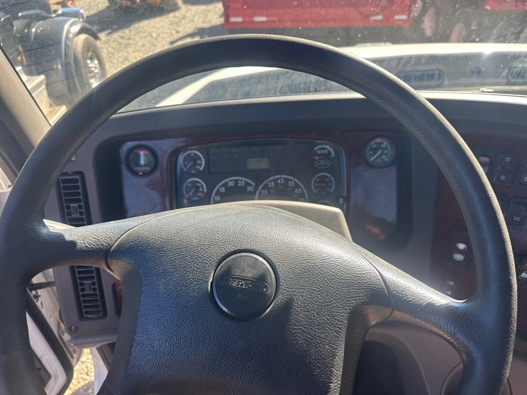 2015-freightliner-114sd-image-30