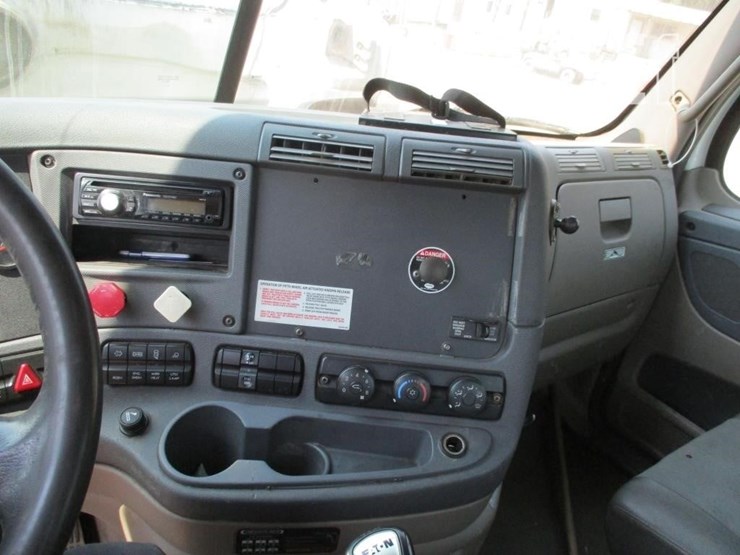 2012-freightliner-cascadia-113-image-8