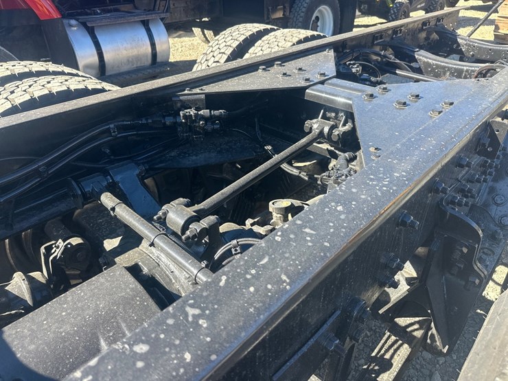2015-freightliner-114sd-image-20
