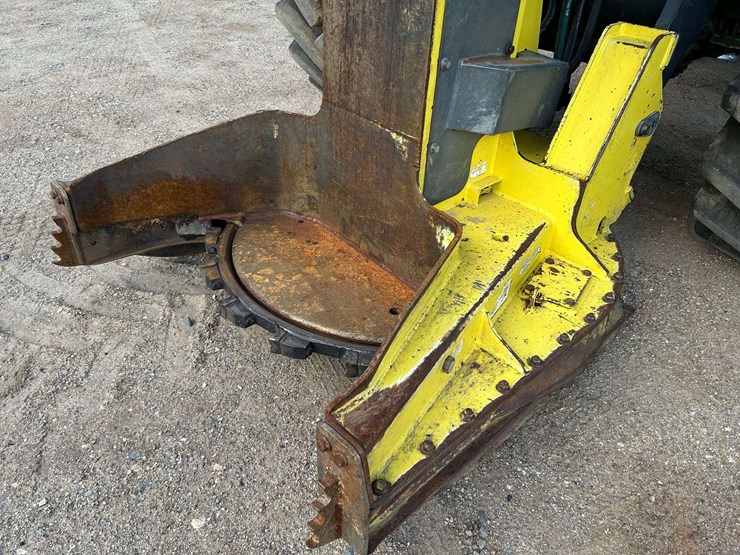 2017-deere-843l-image-19
