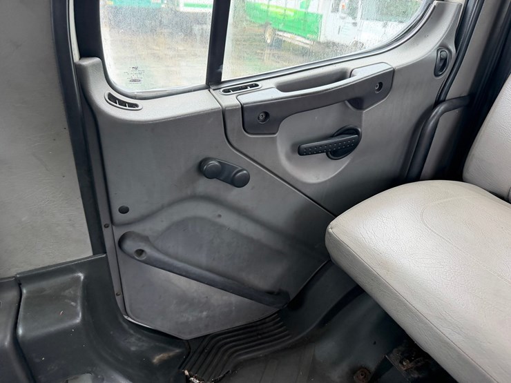 2006-freightliner-m2-106-image-44