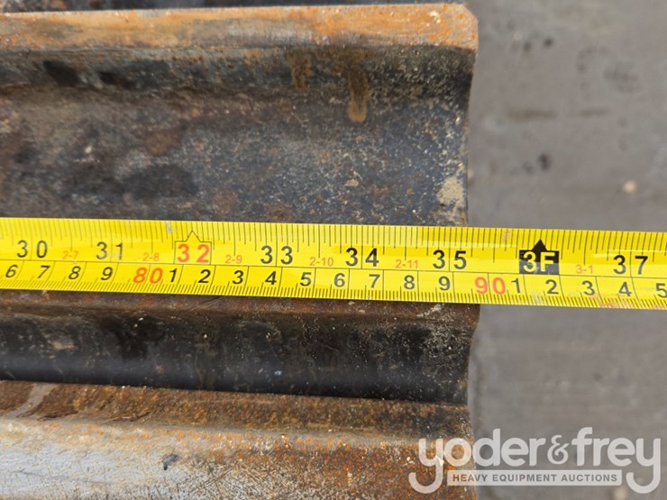 2020-caterpillar-352-image-23
