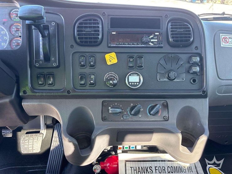 2018-freightliner-m2-106-image-13