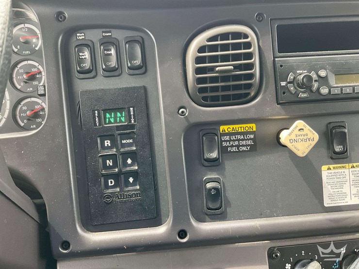 2010-freightliner-m2-106-image-15