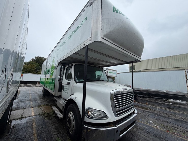 2010-freightliner-m2-106-image-7