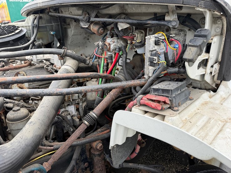 2006-freightliner-m2-106-image-53