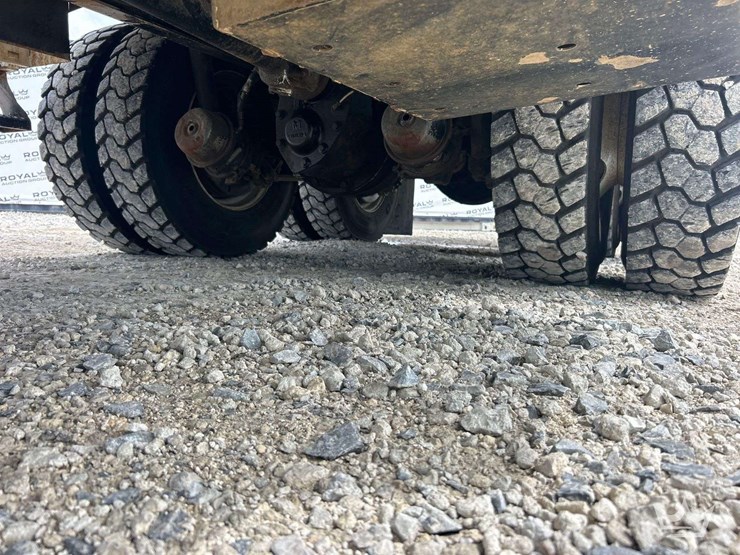 2015-freightliner-m2-106-image-47