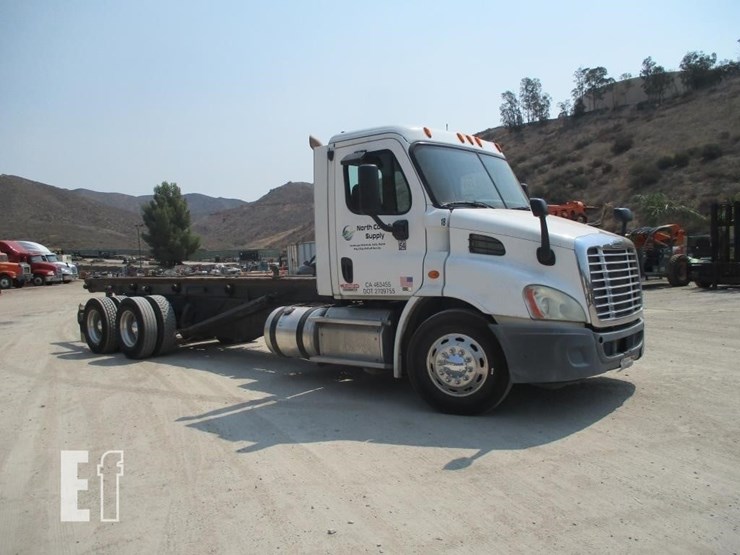 2012-freightliner-cascadia-113-image-2