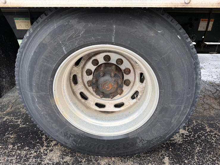 2010-freightliner-m2-106-image-71