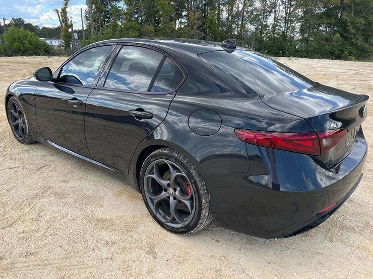 2019-alfa-romeo-giulia-4-door-sedan-(105,950-miles)-image-2
