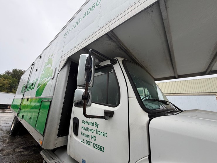 2010-freightliner-m2-106-image-22