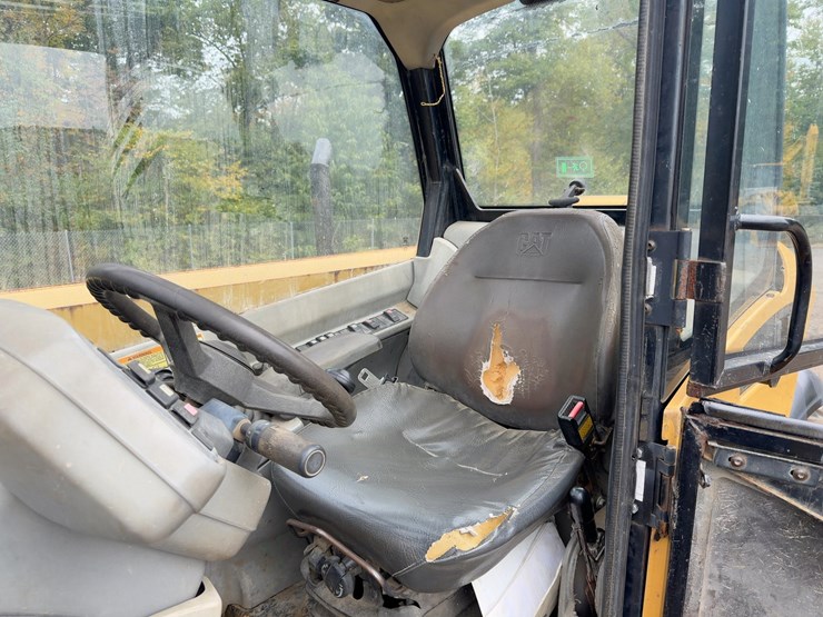 2005-caterpillar-th560b-image-16
