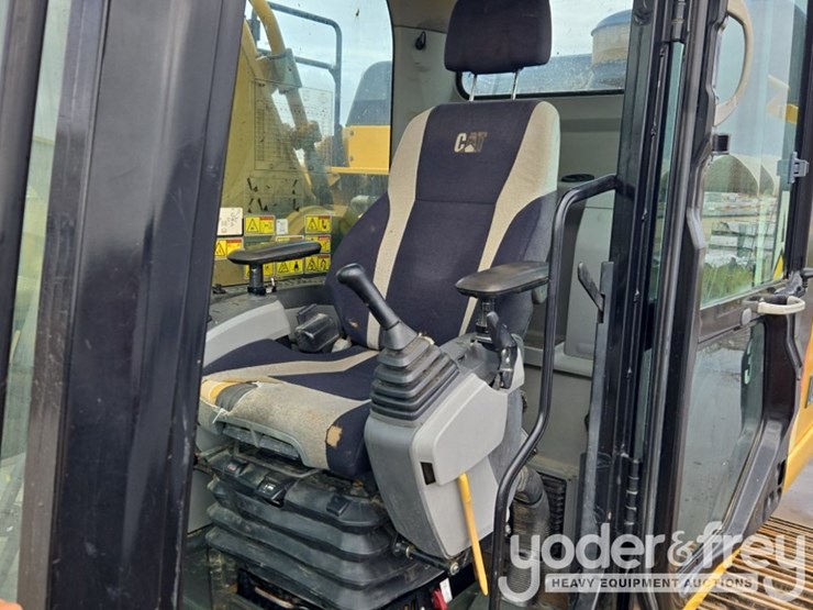 2020-caterpillar-352-image-82