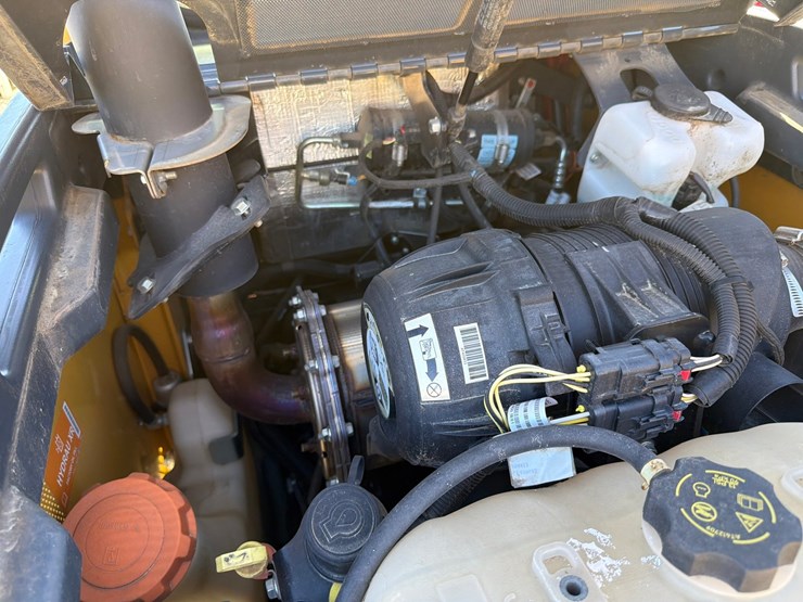 2018-deere-323d-image-41