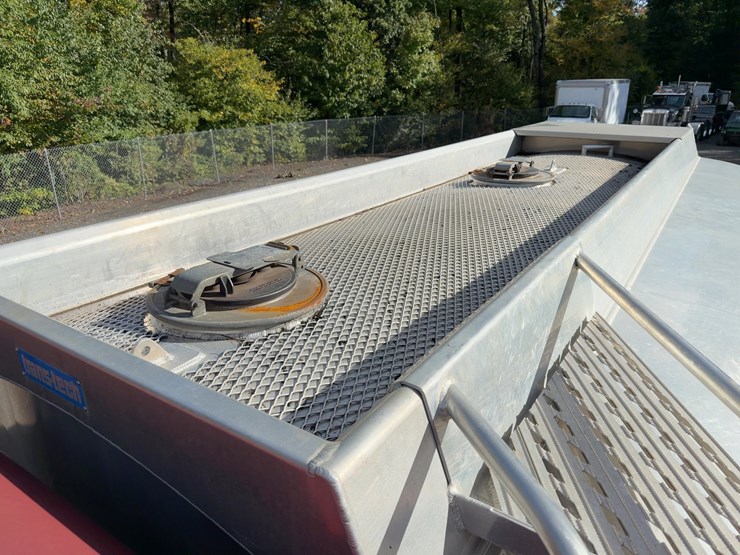 2001-peterbilt-330-image-18