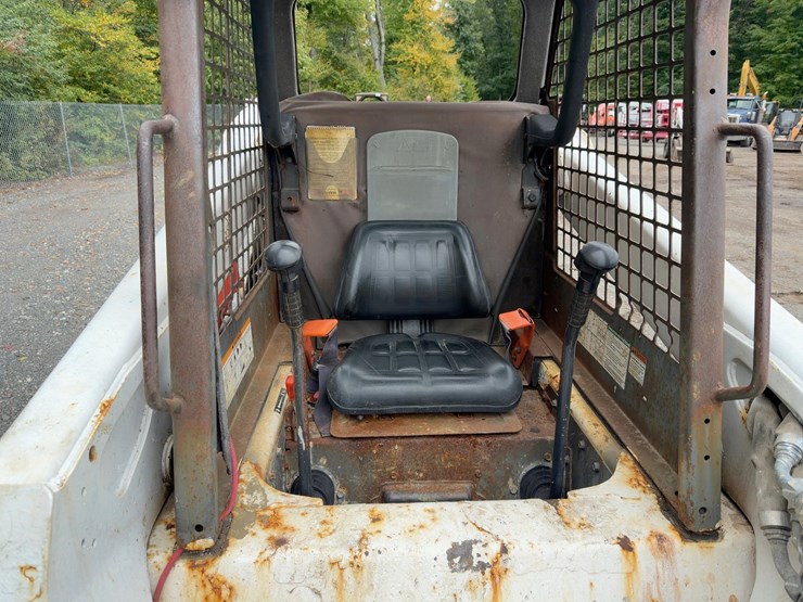 2009-bobcat-s220-image-16