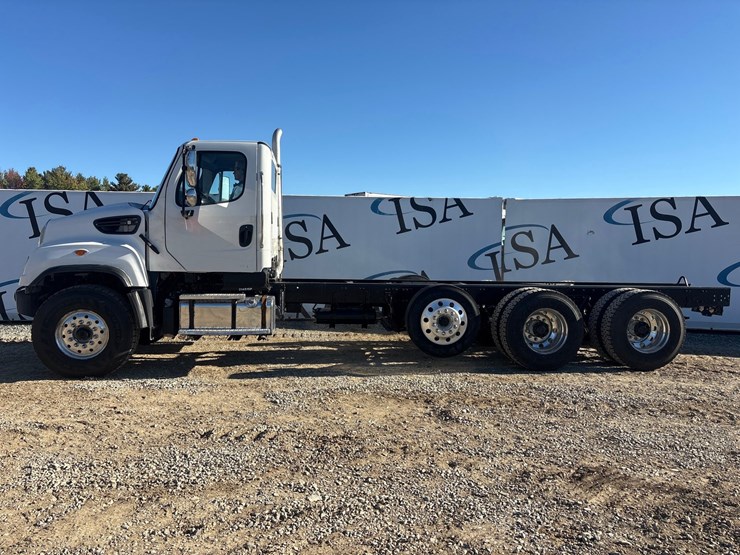 2015-freightliner-114sd-image-2