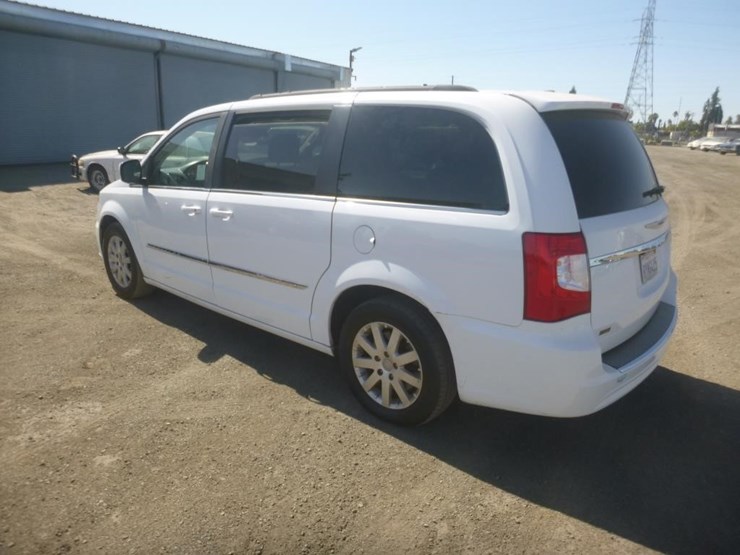2016-chrysler-town-&-country-image-4