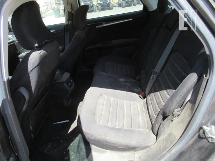 2016-ford-fusion-se-image-11