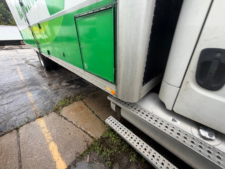2010-freightliner-m2-106-image-23