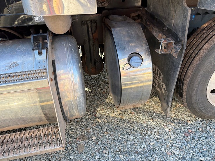 2019-peterbilt-367-image-13