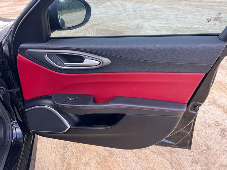 2019-alfa-romeo-giulia-4-door-sedan-(105,950-miles)-image-21