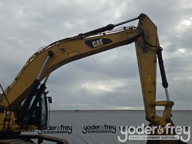 2020-caterpillar-352-image-31