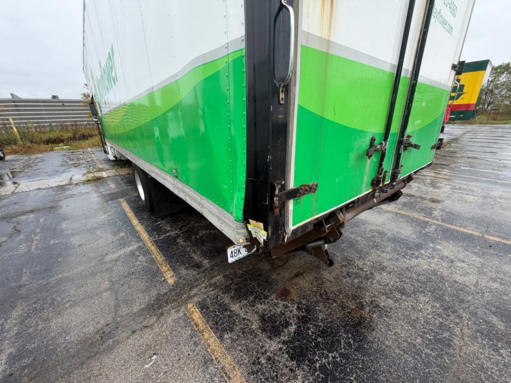 2010-freightliner-m2-106-image-17