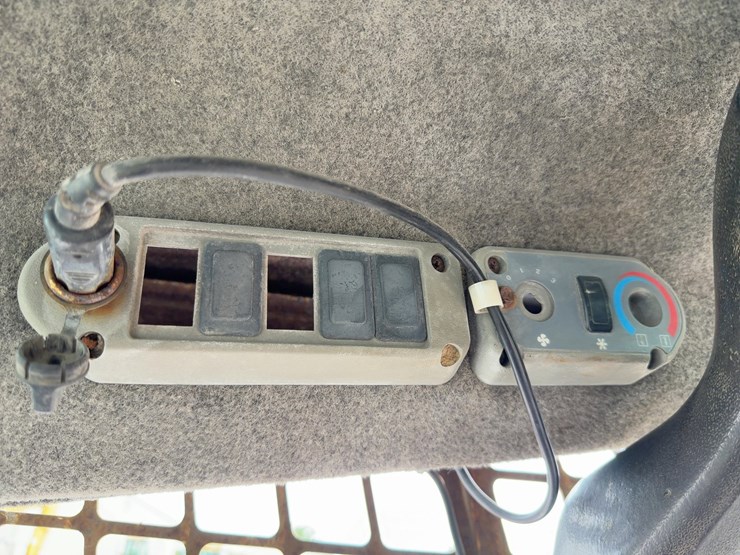 2005-bobcat-s300-image-18