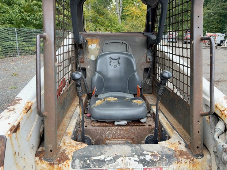 2010-bobcat-s220-image-16