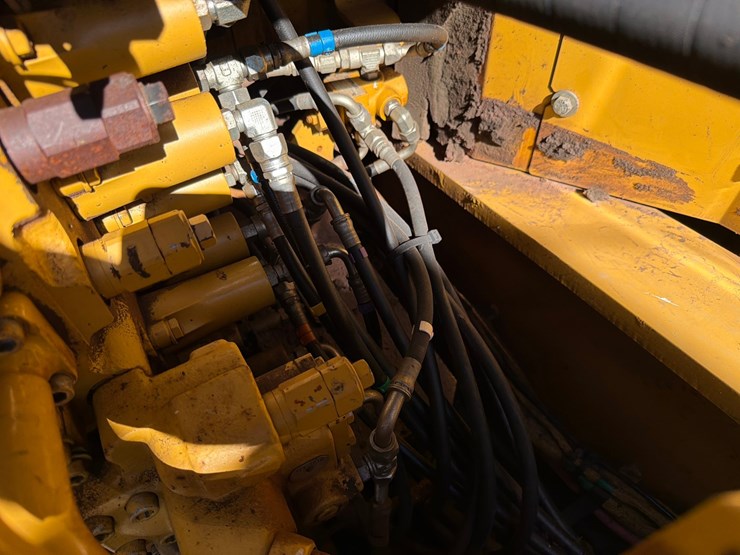2013-caterpillar-c9-image-45