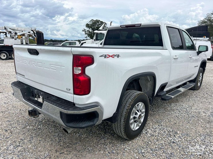 2022-chevrolet-silverado-2500-image-3