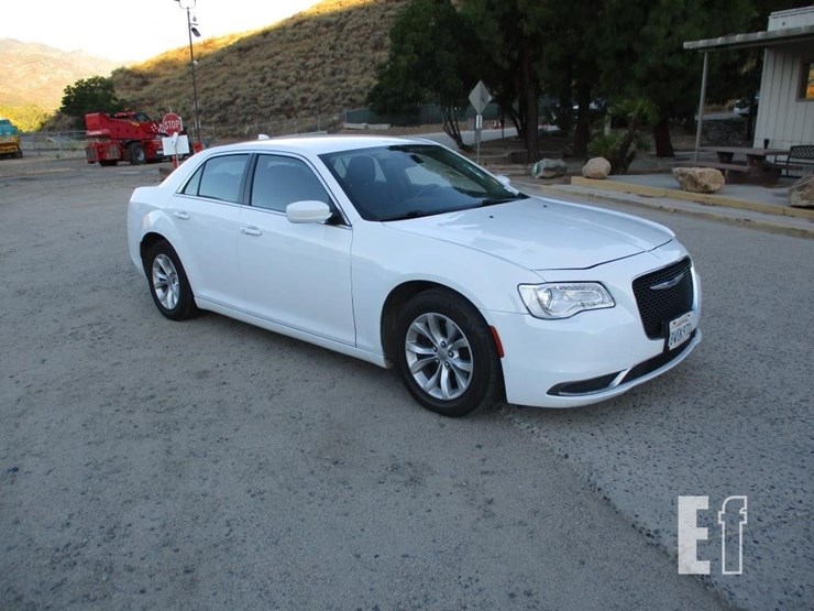 2021-chrysler-300-image-2