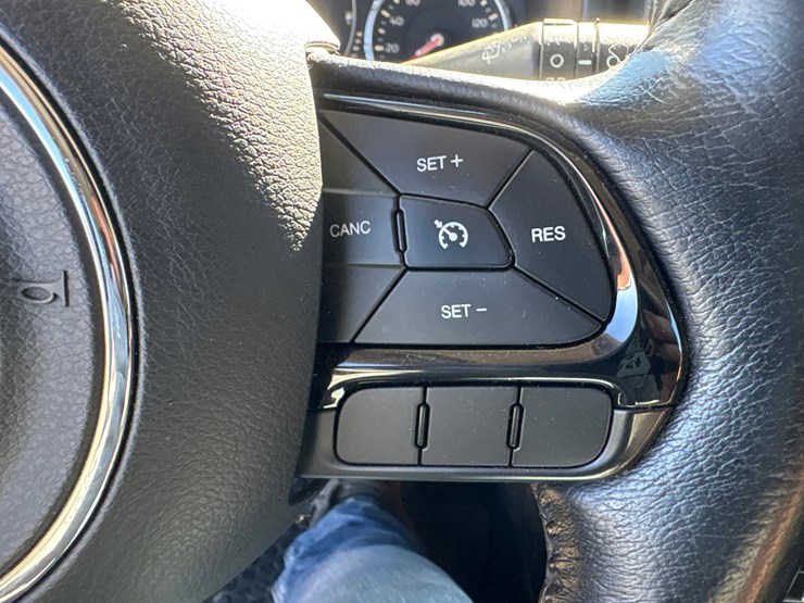 2016-jeep-renegade-image-48