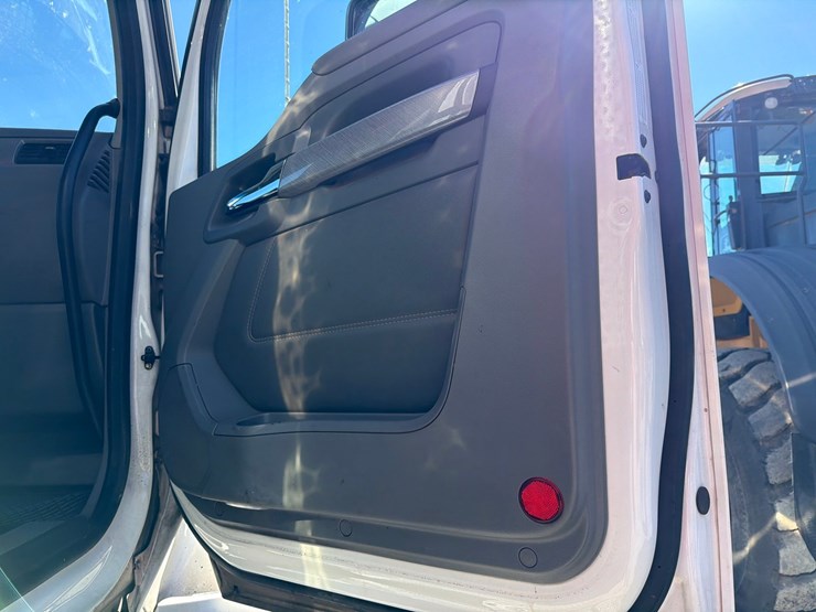 2016-kenworth-t880-image-78
