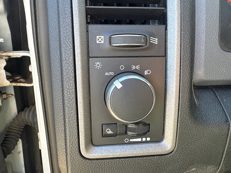 2019-ram-1500-classic-image-46