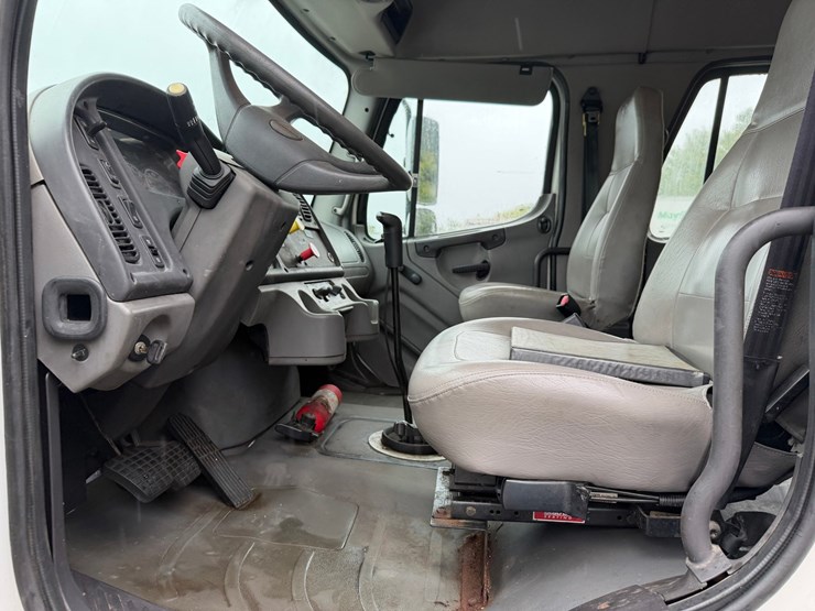 2006-freightliner-m2-106-image-37