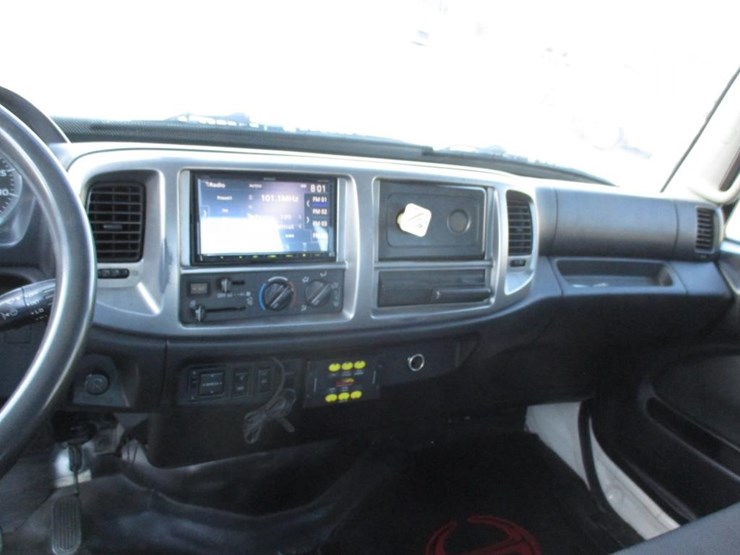 2012-hino-268-image-10