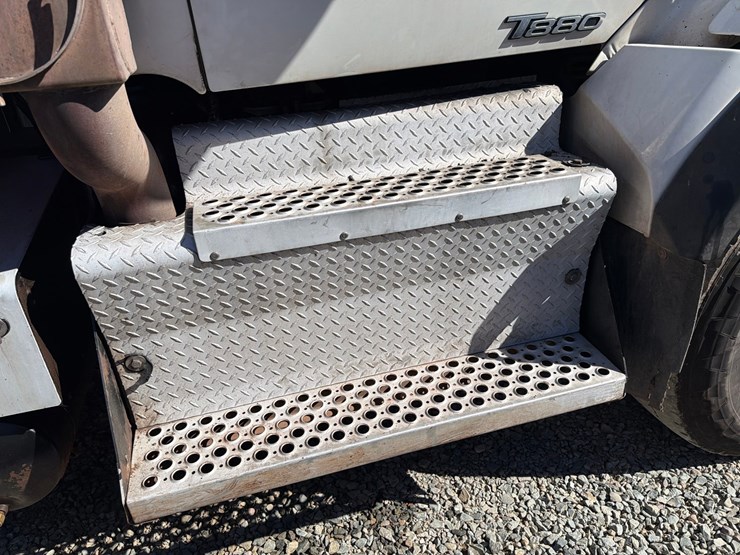 2016-kenworth-t880-image-42