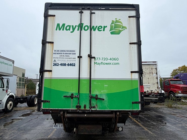 2010-freightliner-m2-106-image-4