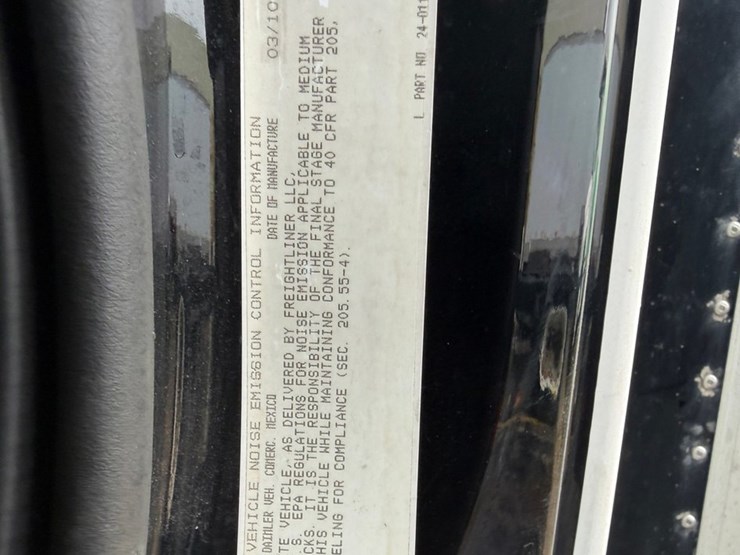 2010-freightliner-m2-106-image-76