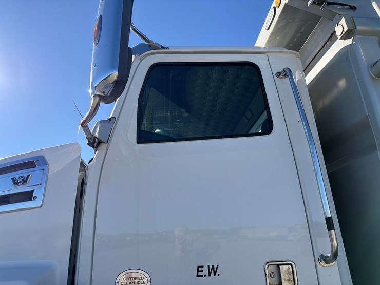 2018-western-star-4700-image-11