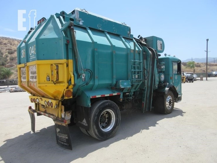 2009-peterbilt-320-image-3