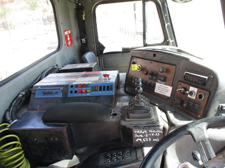 2010-peterbilt-320-image-8