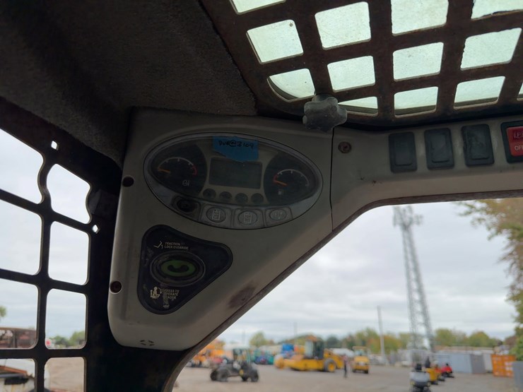 2010-bobcat-s220-image-18