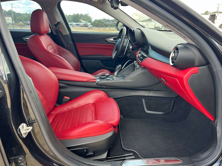 2019-alfa-romeo-giulia-4-door-sedan-(105,950-miles)-image-20