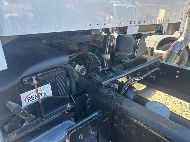 2015-freightliner-114sd-image-16