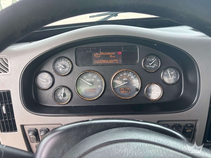 2019-peterbilt-330-image-18