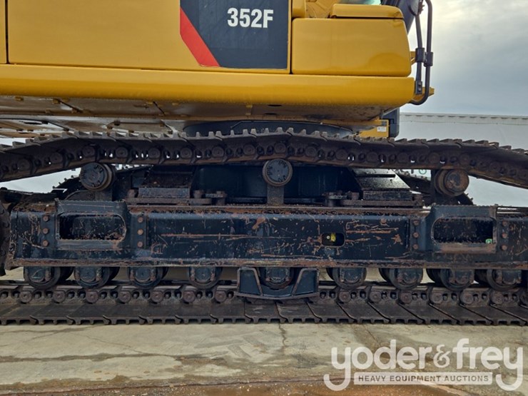 2020-caterpillar-352-image-17