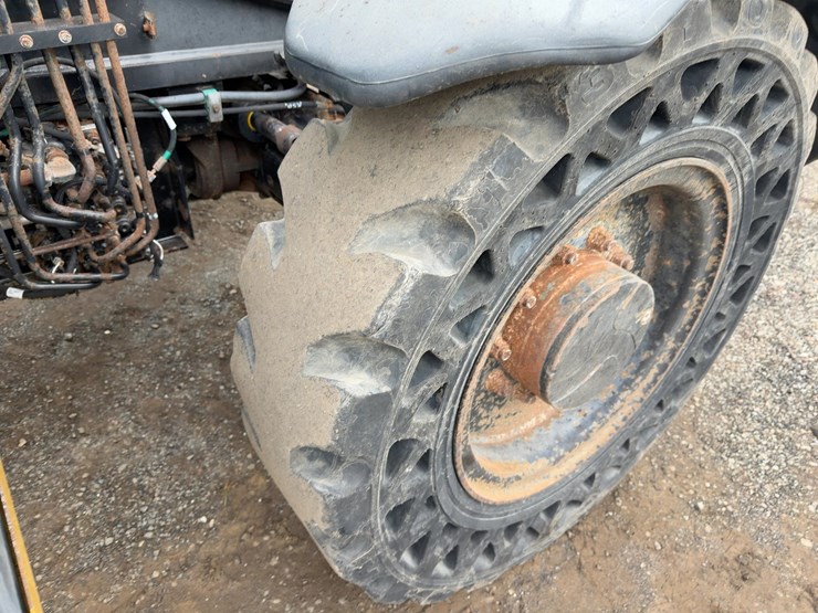 2011-caterpillar-tl943-image-12